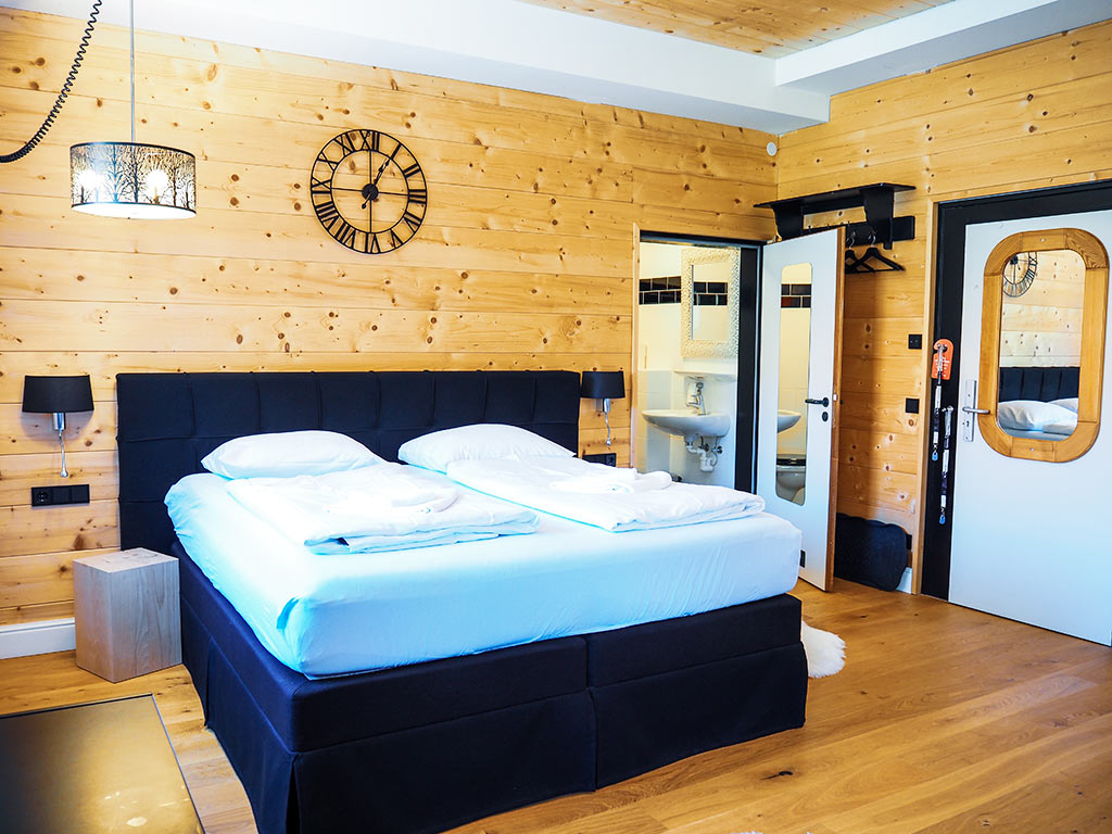Alpenliebe Doppelzimmer Premium Schlafzimmer mit viel Holz