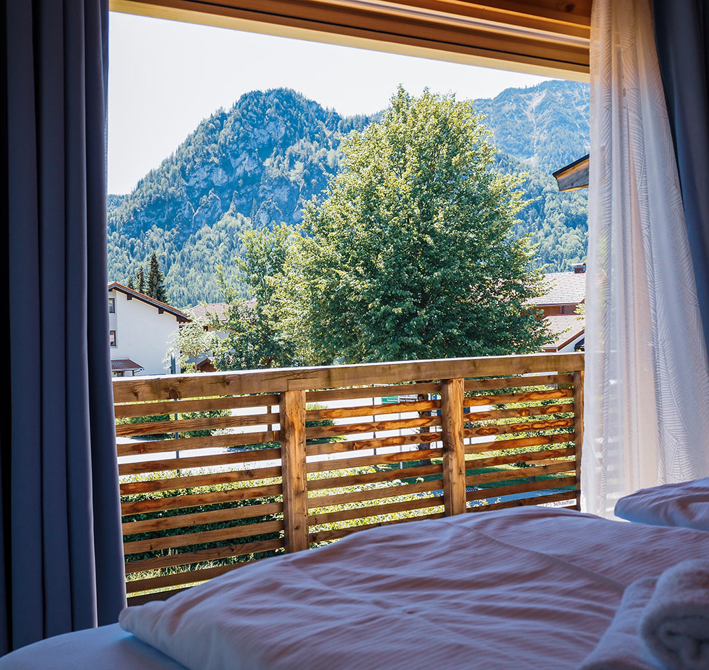 Alpenliebe Doppelzimmer Superior Blick vom Bett