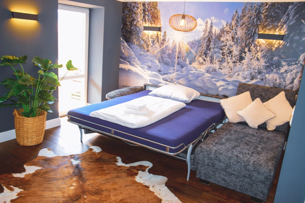 Alpenliebe Luxury-Suite Inzell Wohnzimmer mit Schlafcouch