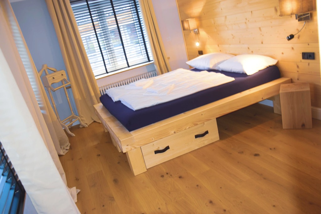 Alpenliebe Luxury-Suite Inzell Wohnzimmer mit Schlafzimmer