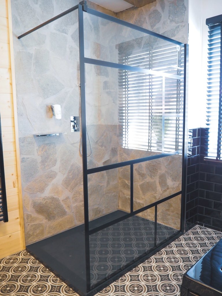 Alpenliebe Premium-Suite Wellness-Bad mit großer Dusche