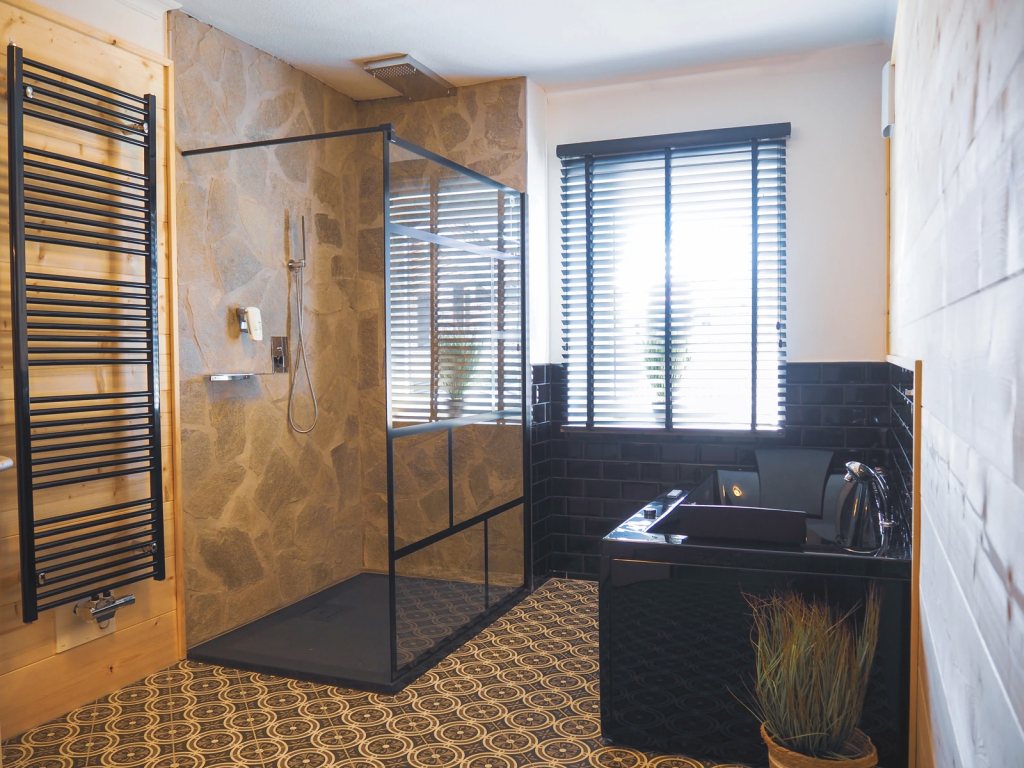 Alpenliebe Premium-Suite Wellness-Bad mit großer Dusche und Whirlpool