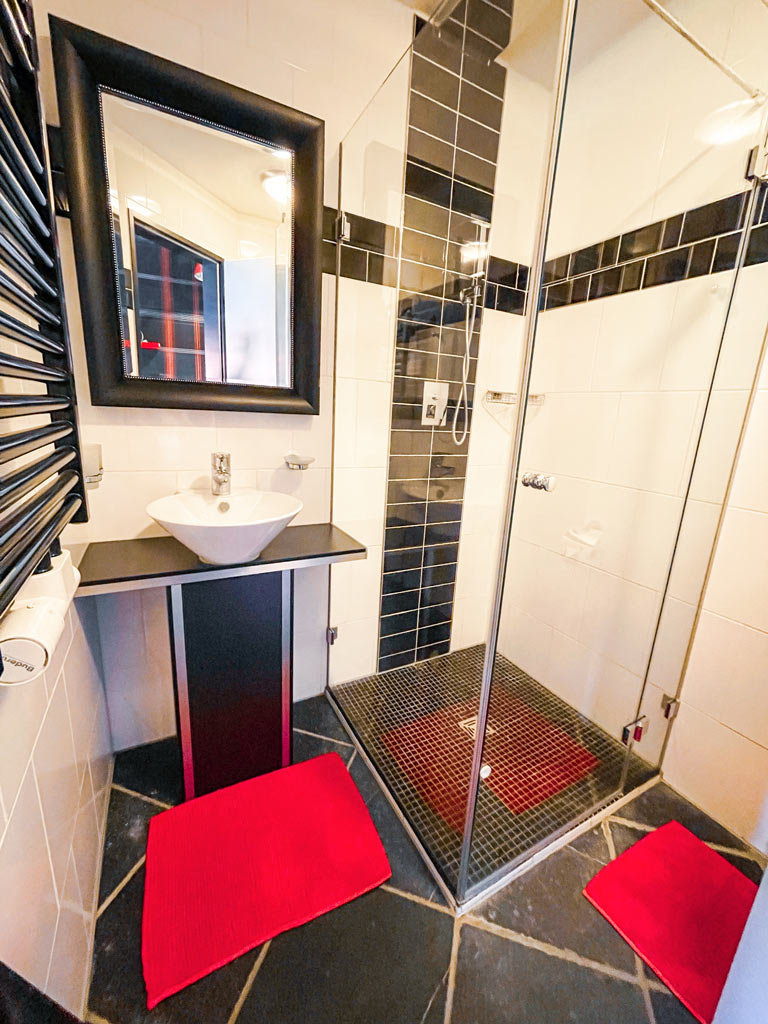 Alpenliebe Standardzimmer in Inzell - Bad mit großer Dusche